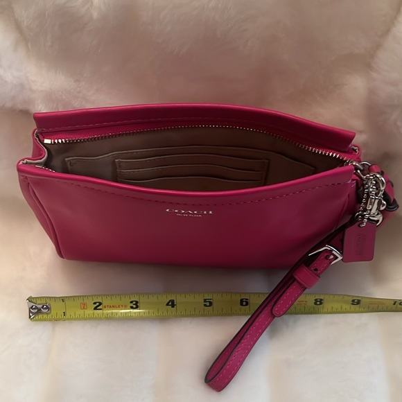 🩷COACH HOT PINK MAKEUP💄BAG. Gently used as seen. Exceptional condition. 🩷 - Picture 8 of 11